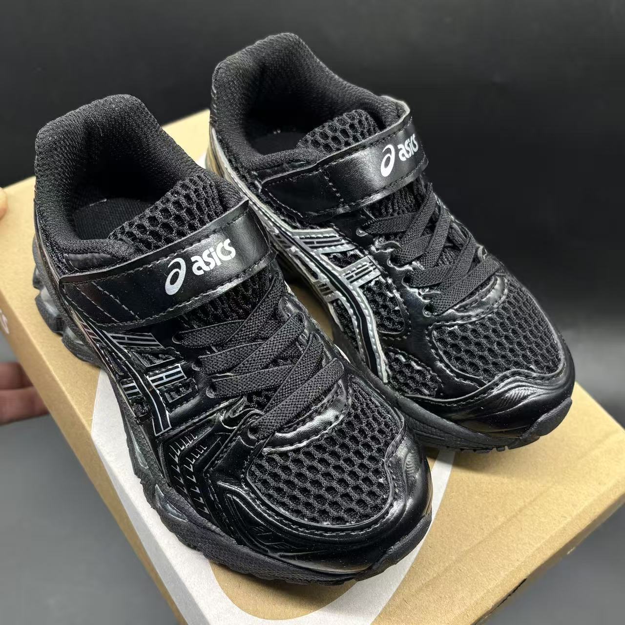 Children's shoes child